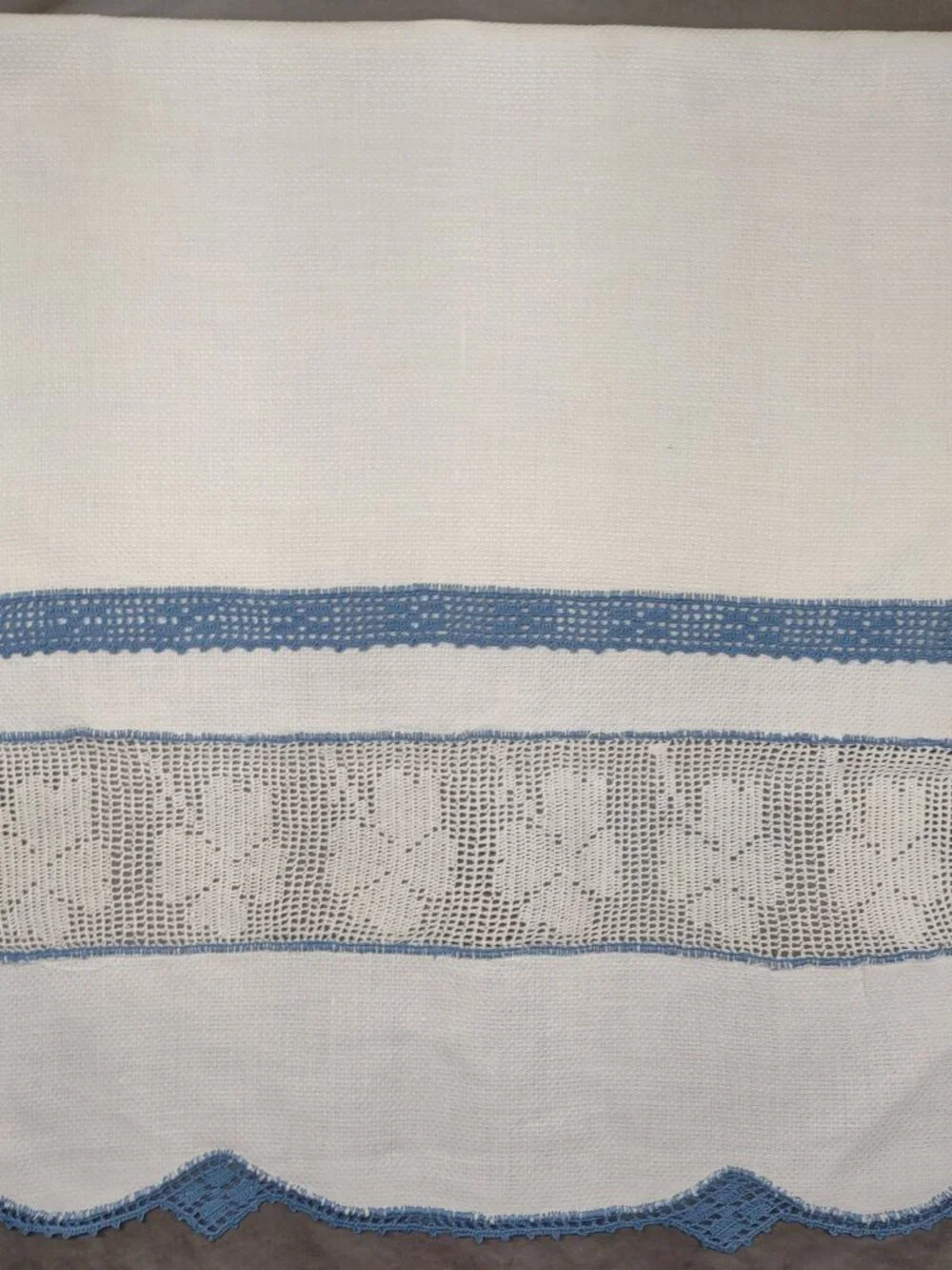Sweet antique bath towel blue crochet hem, white shamrock 17 x 28 T169 CL
